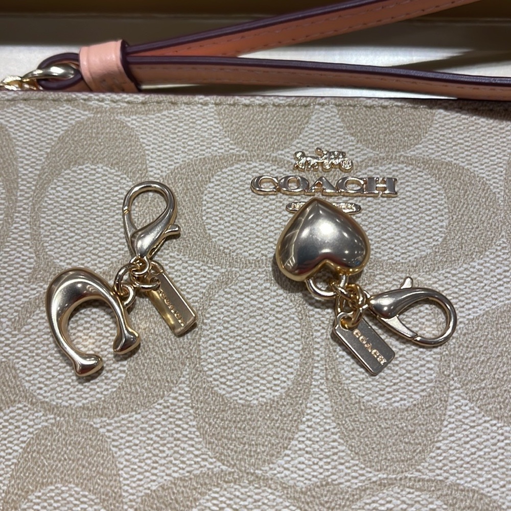 Coach Boxed Corner Zip Wristlet In Signature Canvas
Gold/Light Khaki/Faded Blush - Picture 14 of 16